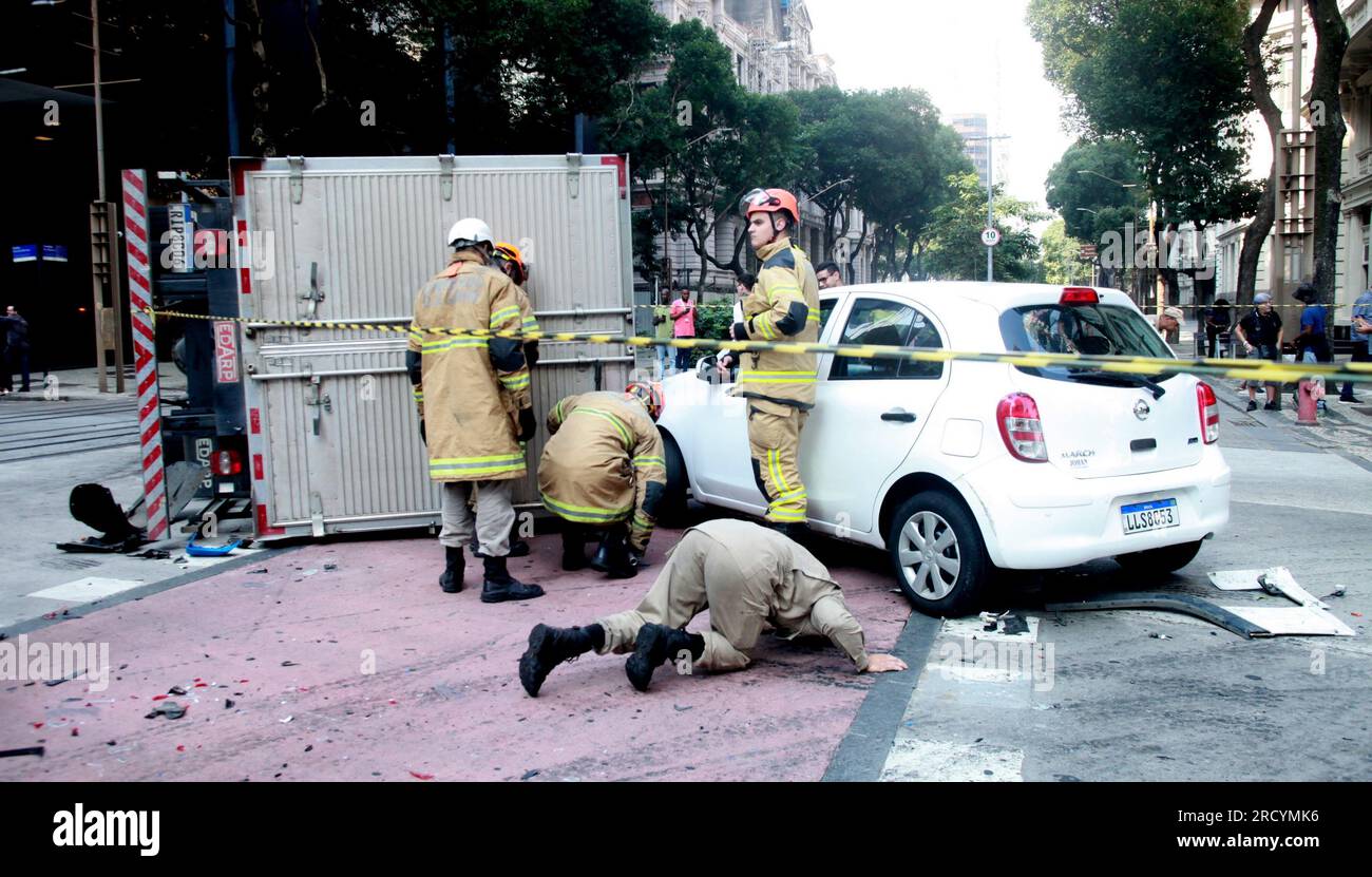 17. Juli 2023, Rio de Janeiro, Rio de Janeiro, Brasilien: (INT) Verkehrsunfall mit einem Militärpolizeiwagen. 17. Juli 2023. Rio de Janeir, Brasilien: Unfall mit einem Lkw, der nach einem Zusammenstoß mit drei Fahrzeugen auf der Avenida Rio Branco in der Innenstadt von Rio de Janeiro am Morgen des Montag, dem 17., umgestürzt ist. Unter den Fahrzeugen, die an der Kollision beteiligt waren, befindet sich ein Militärpolizeiwagen. Drei Personen wurden verletzt und in das Souza Aguiar Municipal Hospital gebracht. Es liegen keine Informationen über den Gesundheitszustand der Opfer vor. (Kreditbild: © Onofre Veras/TheNEWS2 via ZUMA Press Wire) EDI Stockfoto