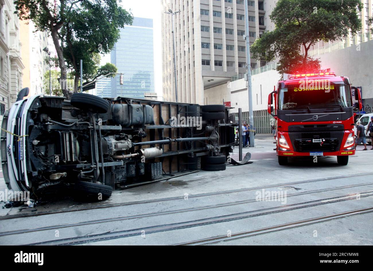 17. Juli 2023, Rio de Janeiro, Rio de Janeiro, Brasilien: (INT) Verkehrsunfall mit einem Militärpolizeiwagen. 17. Juli 2023. Rio de Janeir, Brasilien: Unfall mit einem Lkw, der nach einem Zusammenstoß mit drei Fahrzeugen auf der Avenida Rio Branco in der Innenstadt von Rio de Janeiro am Morgen des Montag, dem 17., umgestürzt ist. Unter den Fahrzeugen, die an der Kollision beteiligt waren, befindet sich ein Militärpolizeiwagen. Drei Personen wurden verletzt und in das Souza Aguiar Municipal Hospital gebracht. Es liegen keine Informationen über den Gesundheitszustand der Opfer vor. (Kreditbild: © Onofre Veras/TheNEWS2 via ZUMA Press Wire) EDI Stockfoto