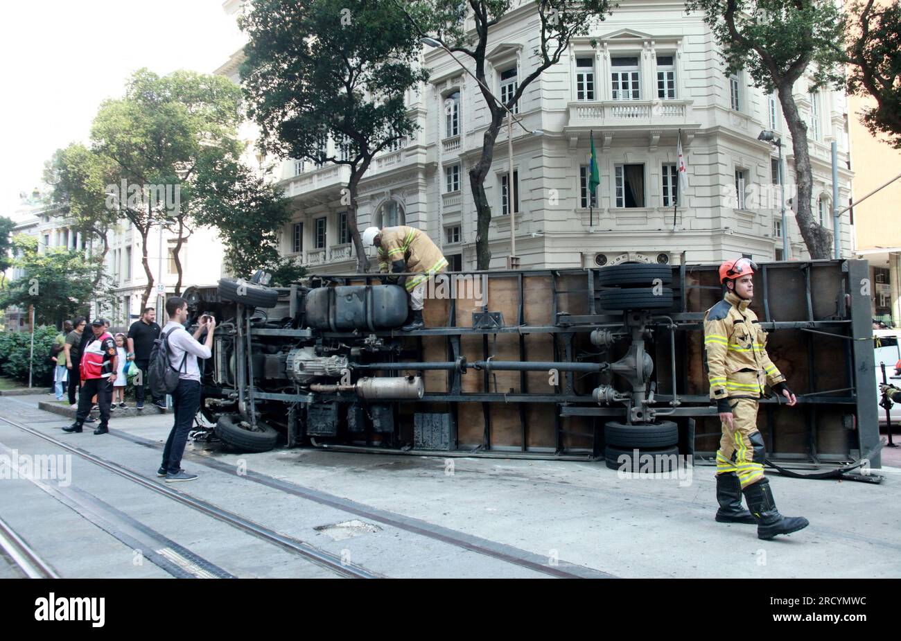 17. Juli 2023, Rio de Janeiro, Rio de Janeiro, Brasilien: (INT) Verkehrsunfall mit einem Militärpolizeiwagen. 17. Juli 2023. Rio de Janeir, Brasilien: Unfall mit einem Lkw, der nach einem Zusammenstoß mit drei Fahrzeugen auf der Avenida Rio Branco in der Innenstadt von Rio de Janeiro am Morgen des Montag, dem 17., umgestürzt ist. Unter den Fahrzeugen, die an der Kollision beteiligt waren, befindet sich ein Militärpolizeiwagen. Drei Personen wurden verletzt und in das Souza Aguiar Municipal Hospital gebracht. Es liegen keine Informationen über den Gesundheitszustand der Opfer vor. (Kreditbild: © Onofre Veras/TheNEWS2 via ZUMA Press Wire) EDI Stockfoto