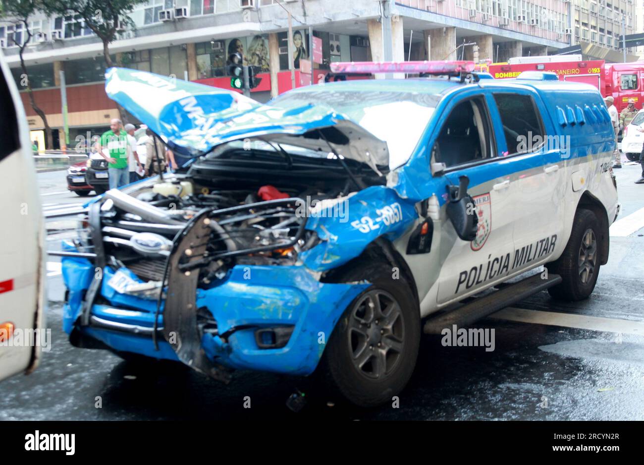 17. Juli 2023, Rio de Janeiro, Rio de Janeiro, Brasilien: (INT) Verkehrsunfall mit einem Militärpolizeiwagen. 17. Juli 2023. Rio de Janeir, Brasilien: Unfall mit einem Lkw, der nach einem Zusammenstoß mit drei Fahrzeugen auf der Avenida Rio Branco in der Innenstadt von Rio de Janeiro am Morgen des Montag, dem 17., umgestürzt ist. Unter den Fahrzeugen, die an der Kollision beteiligt waren, befindet sich ein Militärpolizeiwagen. Drei Personen wurden verletzt und in das Souza Aguiar Municipal Hospital gebracht. Es liegen keine Informationen über den Gesundheitszustand der Opfer vor. (Kreditbild: © Onofre Veras/TheNEWS2 via ZUMA Press Wire) EDI Stockfoto