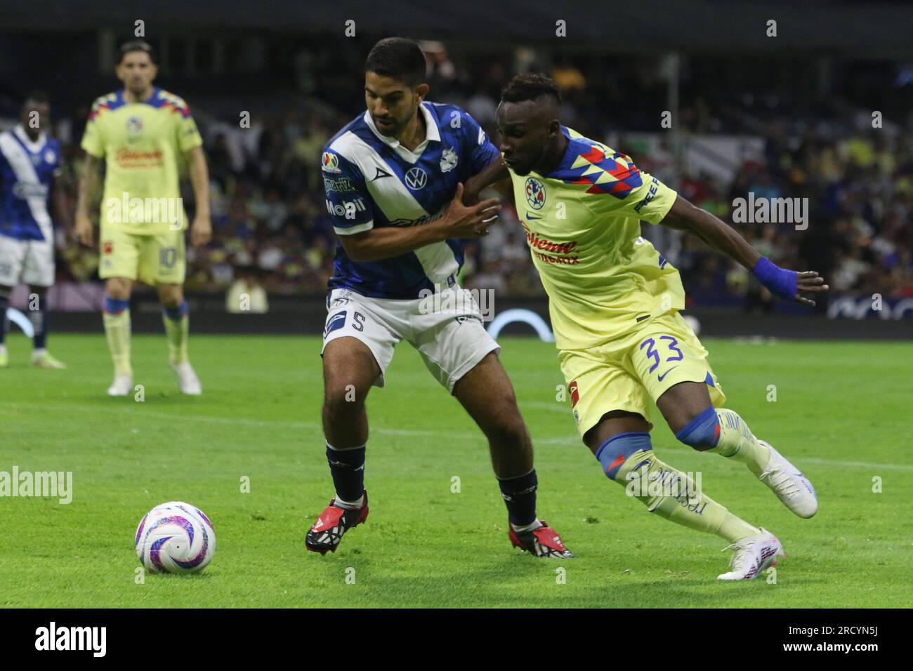 Mexiko-Stadt, Mexiko. 17. Juli 2023. 15. Juli 2023, Mexiko-Stadt, Mexiko: Diego de Buen vom Club Puebla verteidigt sich gegen Julian Andres Quiñones vom Football Club America, während des Fußballspiels Amerika gegen Puebla im Eröffnungsturnament 2023 im Azteca Stadium. Am 15. Juli 2023 in Mexico City, Mexiko. (Foto: Ismael Rosas/ Kredit: Eyepix Group/Alamy Live News Stockfoto