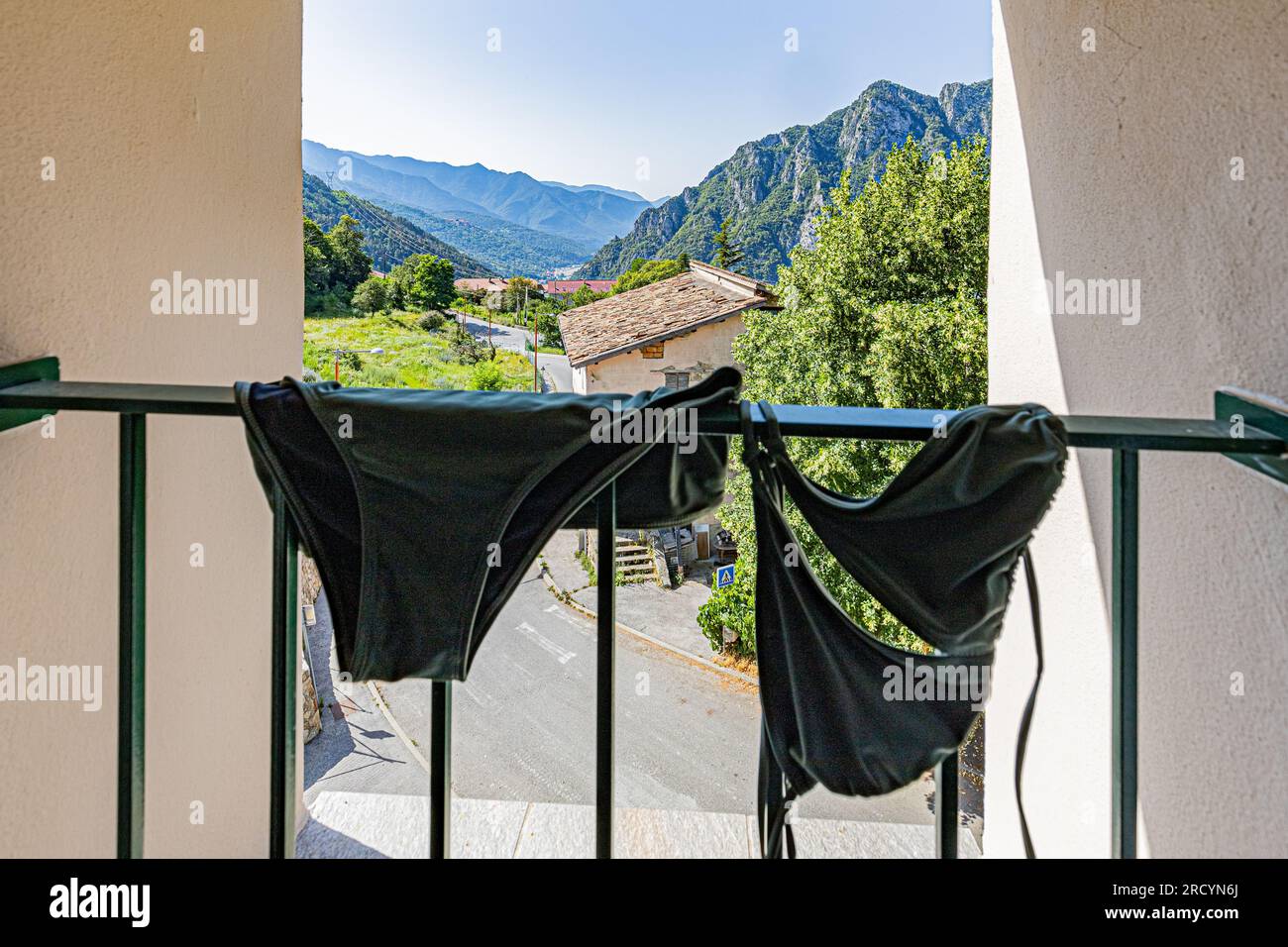 Badekostüm am Fenster in einer Berglandschaft im Süden Frankreichs in den Alpes Maritimes in der Provence. Maillot de Bain étendu à Stockfoto