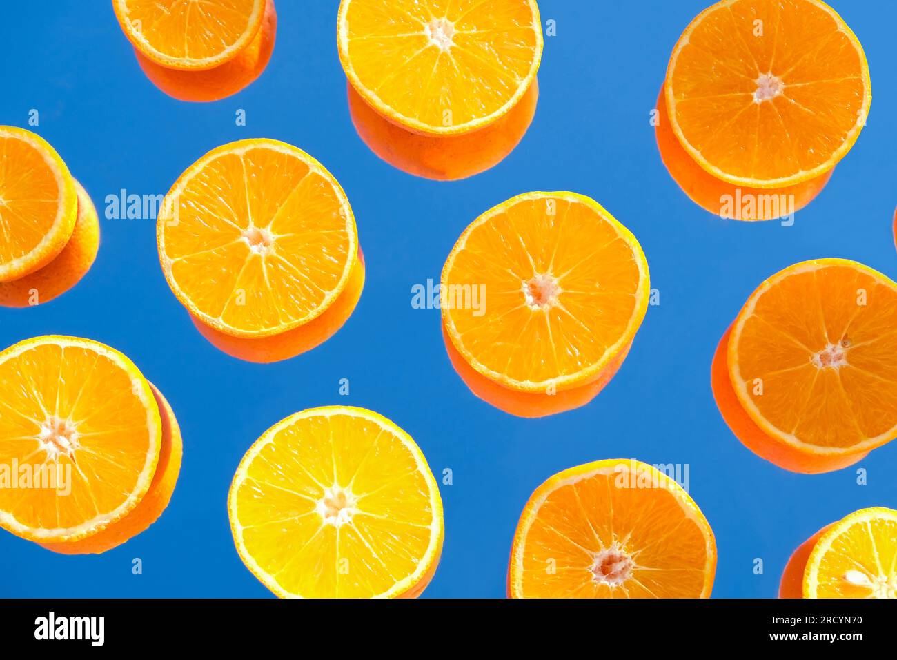 Scheiben Orange. Ästhetische Nahrungsmittelfotografie. Sommerliche Stimmung Stockfoto