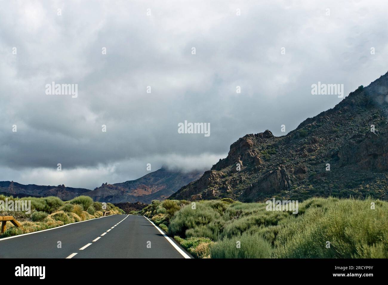 Straße zu nebligen Wolken auf der Terek zum Vulkan Teide auf Teneriffa. Natürlicher Hintergrund Stockfoto