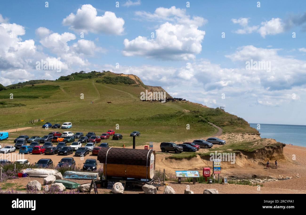 Eine mobile Saunakabine neben dem Parkplatz und dem Strandufer in Seatown, in der Nähe von Chideock, Bridport, Dorset Stockfoto
