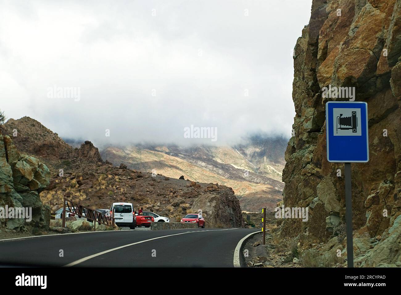 Parkmöglichkeiten in der Nähe des Gleises zum Vulkan Teide auf der Insel Teneriffa, natürlicher Hintergrund, Spanien, Stockfoto