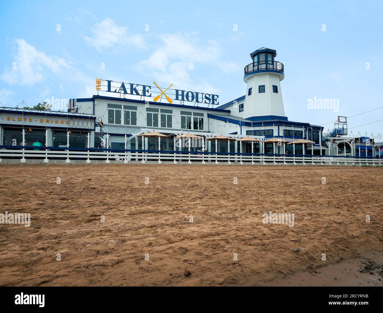 Sylvan Beach, New York - 2. Juli 2023: Landschaftsblick auf das Lake House am Sylvan Beach mit Blick auf den Oneida Lake, das Lake House ist Casino und 18+ Rest Stockfoto