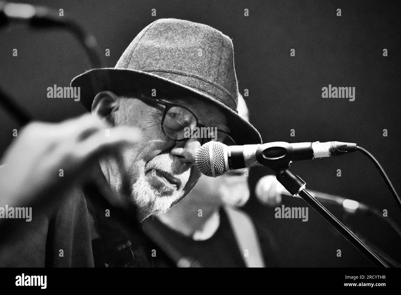 Rod Clements als Folk-Rocker Lindisfarne tritt bei ARC, Stockton-on-Tees, Großbritannien, vor einem ausverkauften Publikum mit einem Markenzeichen für hohe Energieeffizienz auf. Stockfoto