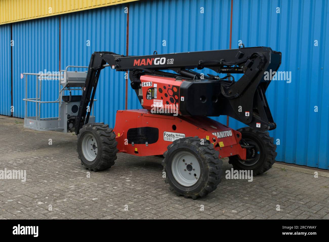 Hasselt. Limburg - Belgien 27-08-2022 MANGO - 12 Luftlift MANGO 12 Luftlift Manitou. Rückansicht auf blauem eisernen Hintergrund Stockfoto