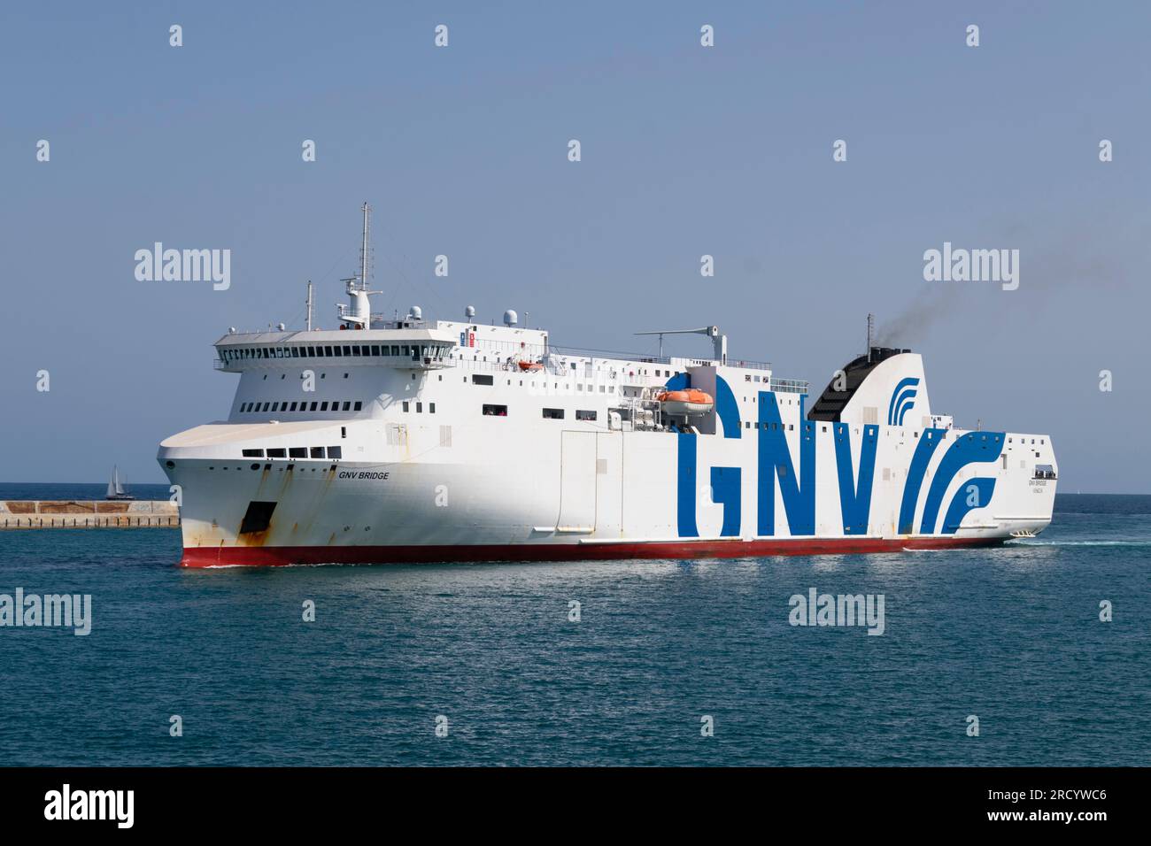 Ankunft der GNV-Überbrückungsfähre im Hafen von Barcelona. 16. Juli 2023. Stockfoto