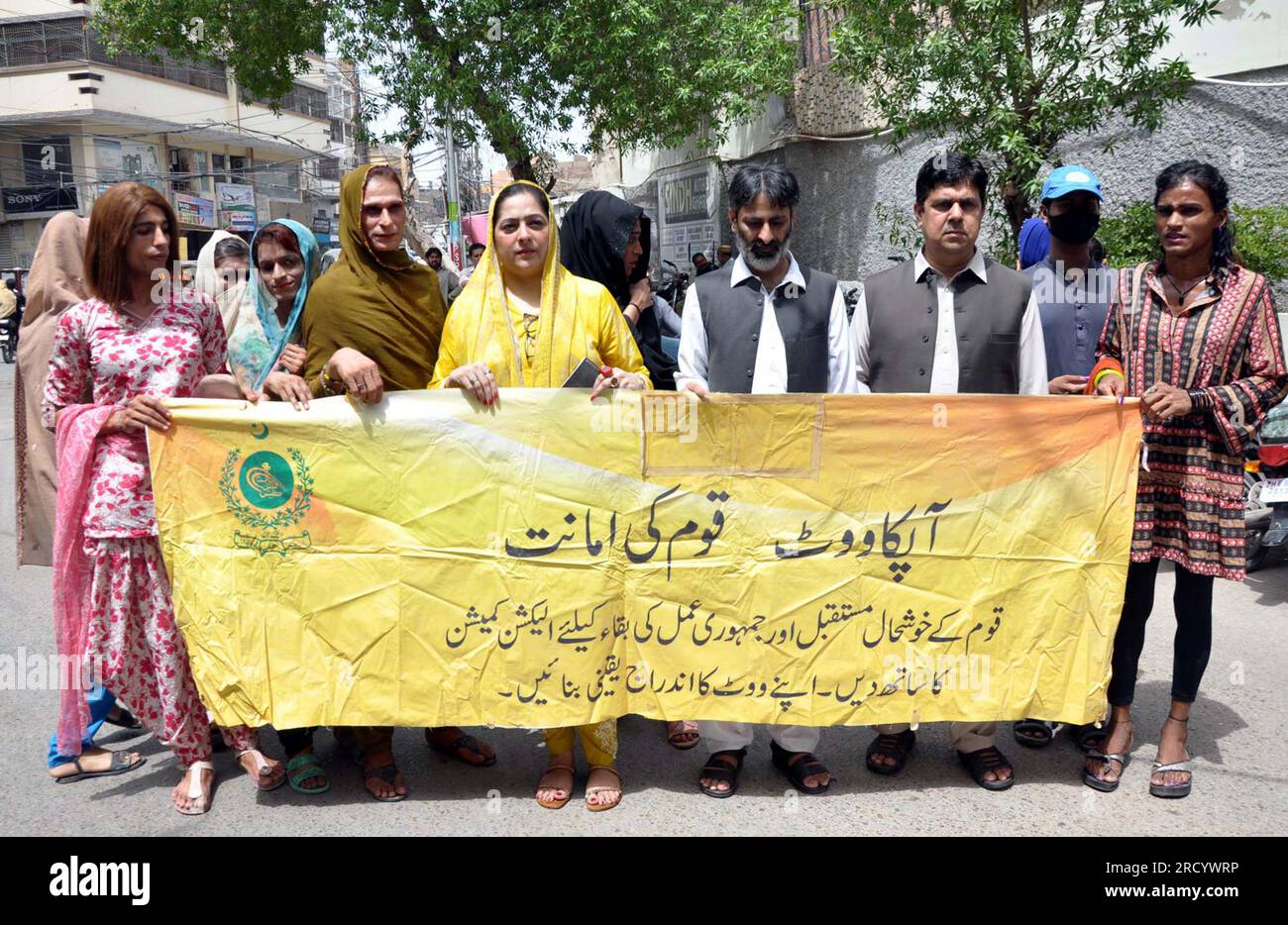Mitglieder der Transgender Community veranstalten eine Sensibilisierungskampagne zur Unterstützung der Wahlkommission Pakistans, die am Montag, den 17. Juli 2023, im Presseclub Hyderabad stattfindet. Stockfoto