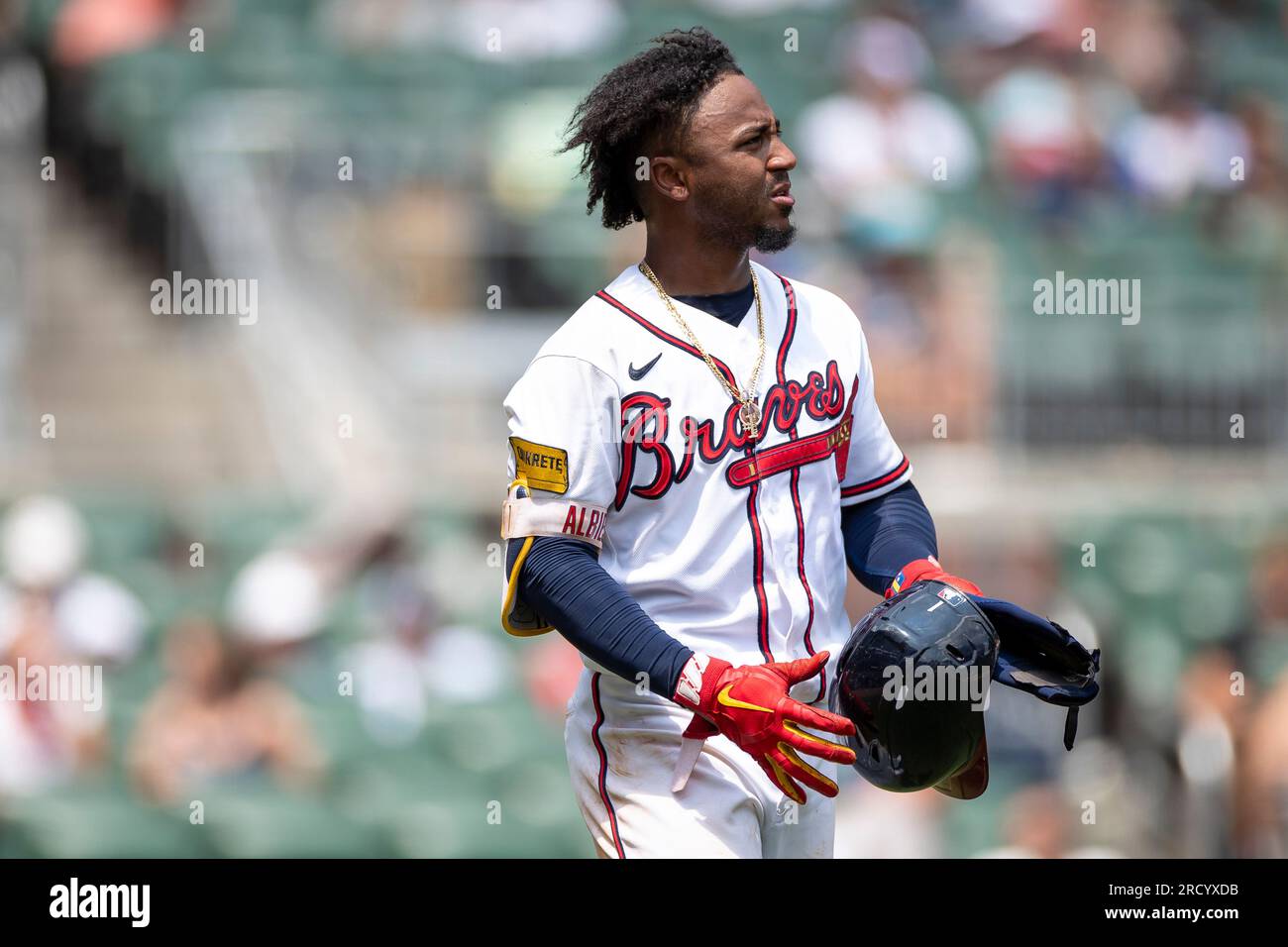 Atlanta Braves, zweiter Baseman Ozzie Albies (1), schaut bei einem regulären MLB-Season-Spiel zwischen den Chicago White Sox und Atlanta Braves, Sonntag, Juli, vorbei Stockfoto