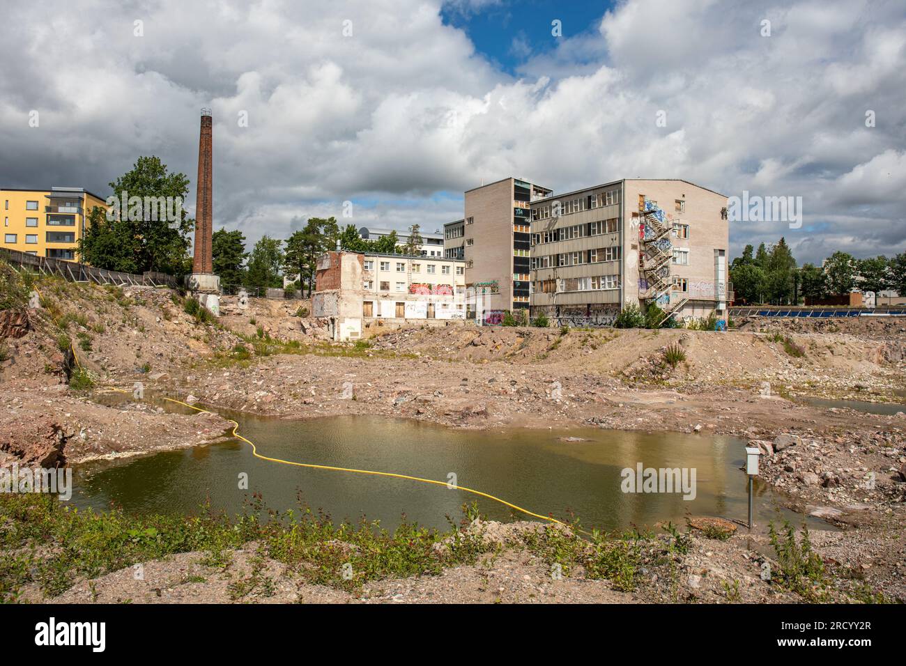 Verlassenes altes Industriegebäude auf einem leeren Industriegebiet im Stadtteil Pitäjänmäki in Helsinki, Finnland Stockfoto