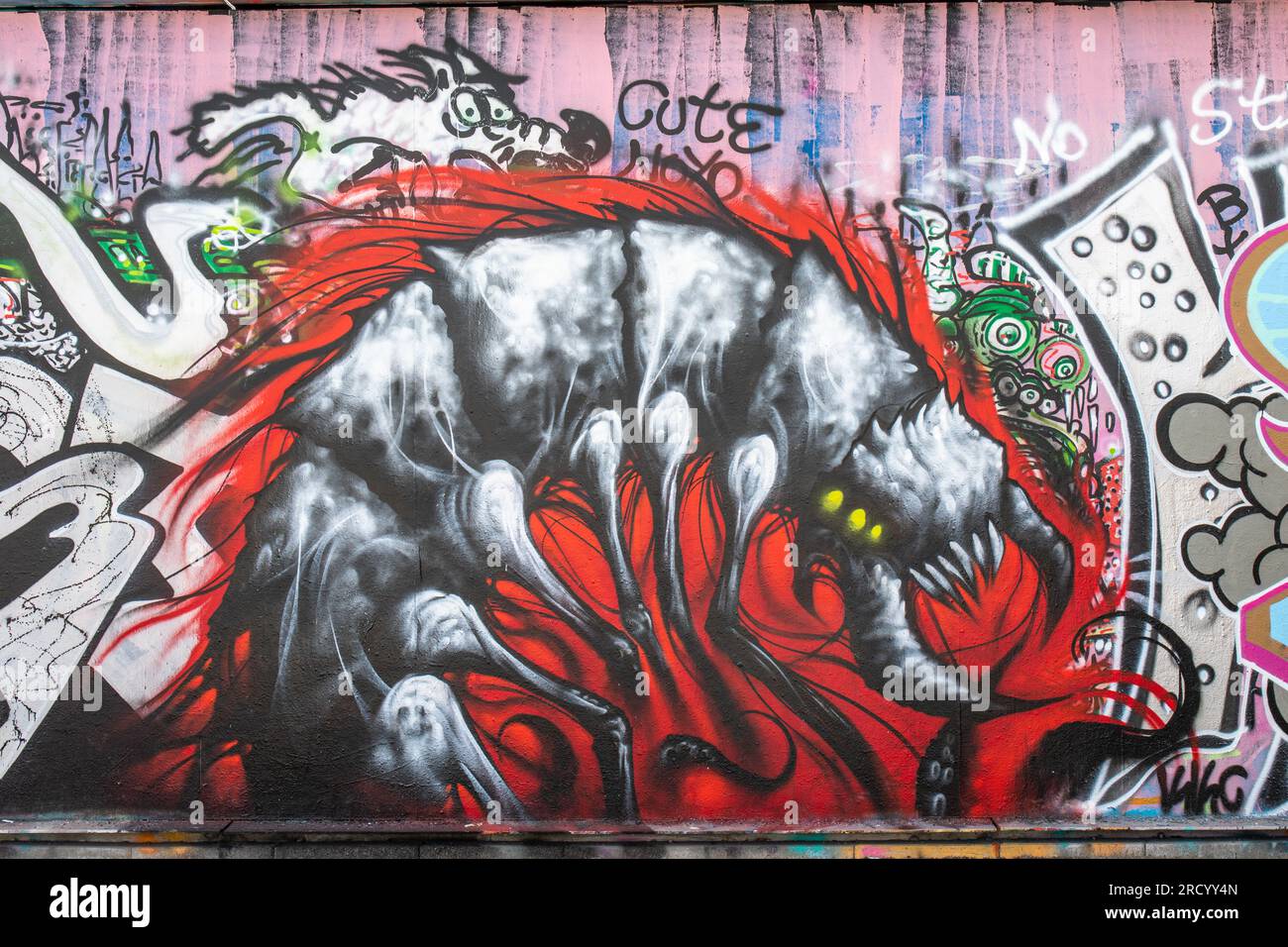 Graffiti-Wandgemälde auf der Graffiti-Wand von Suvilahti in Helsinki, Finnland Stockfoto
