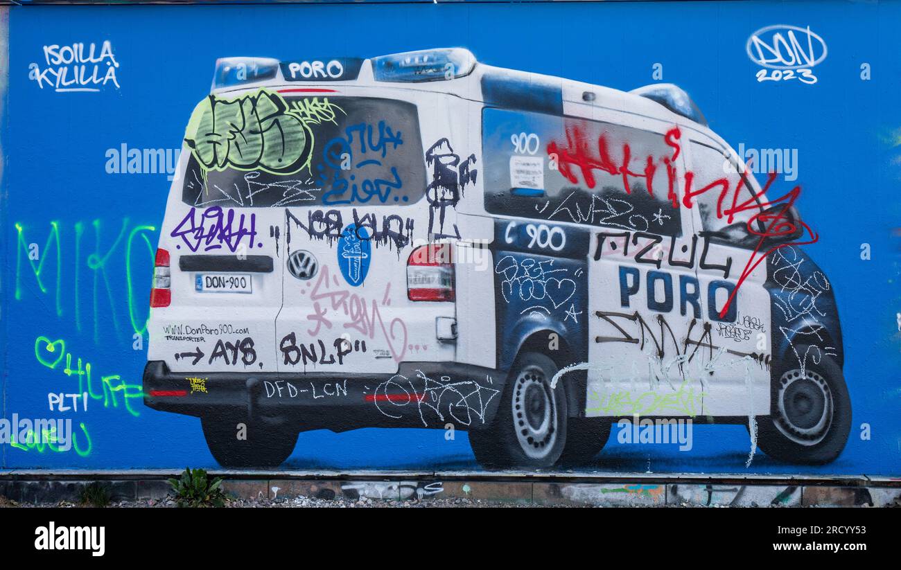 Isoilla Kylillä. Wandgraffiti eines Polizeiwagens des Graffiti-Künstlers Don Poro oder DonPro900 auf der Suvilahti-Graffiti-Mauer in Helsinki, Finnland. Stockfoto