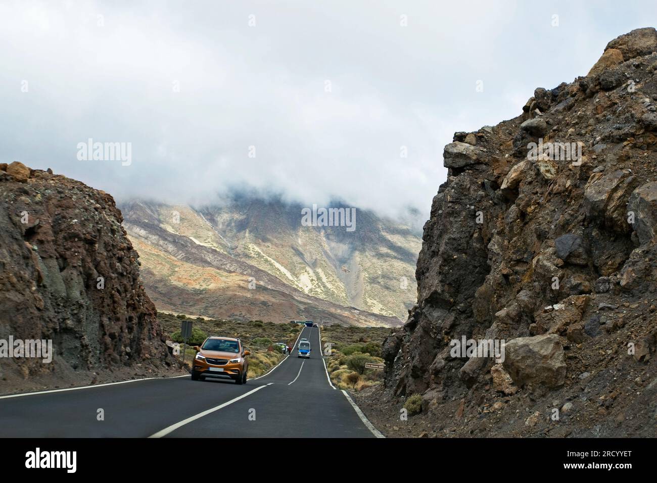 Straße mit Asphalt zwischen den Schluchten auf dem Weg zum Vulkan Teide, Teneriffa, natürlicher Hintergrund Stockfoto