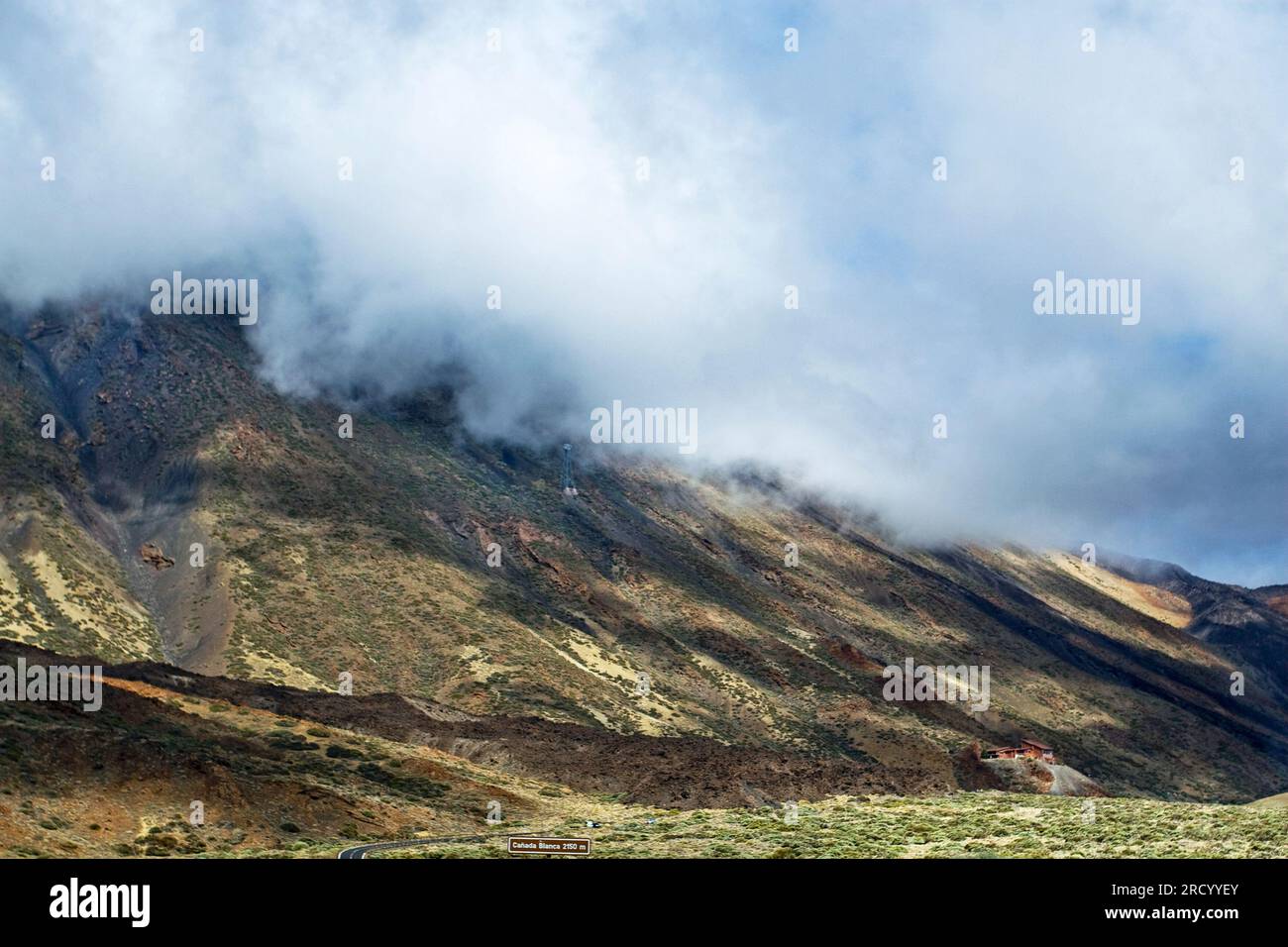 Wolke über den Bergen in der Nähe des Vulkans Teide auf der Insel Teneriffa, Spanien, natürlicher Hintergrund Stockfoto