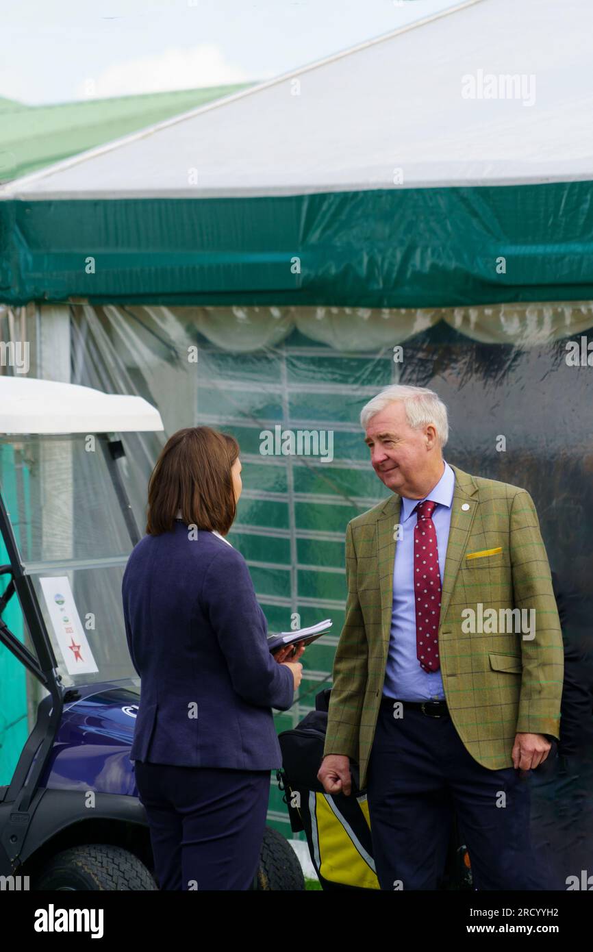Peter Wright, bekannt als Tierarzt in Yorkshire und Fernsehstar, unterhält sich mit einem Mitarbeiter des Great Yorkshire in Harrogate, North Yorkshire, Großbritannien. Stockfoto