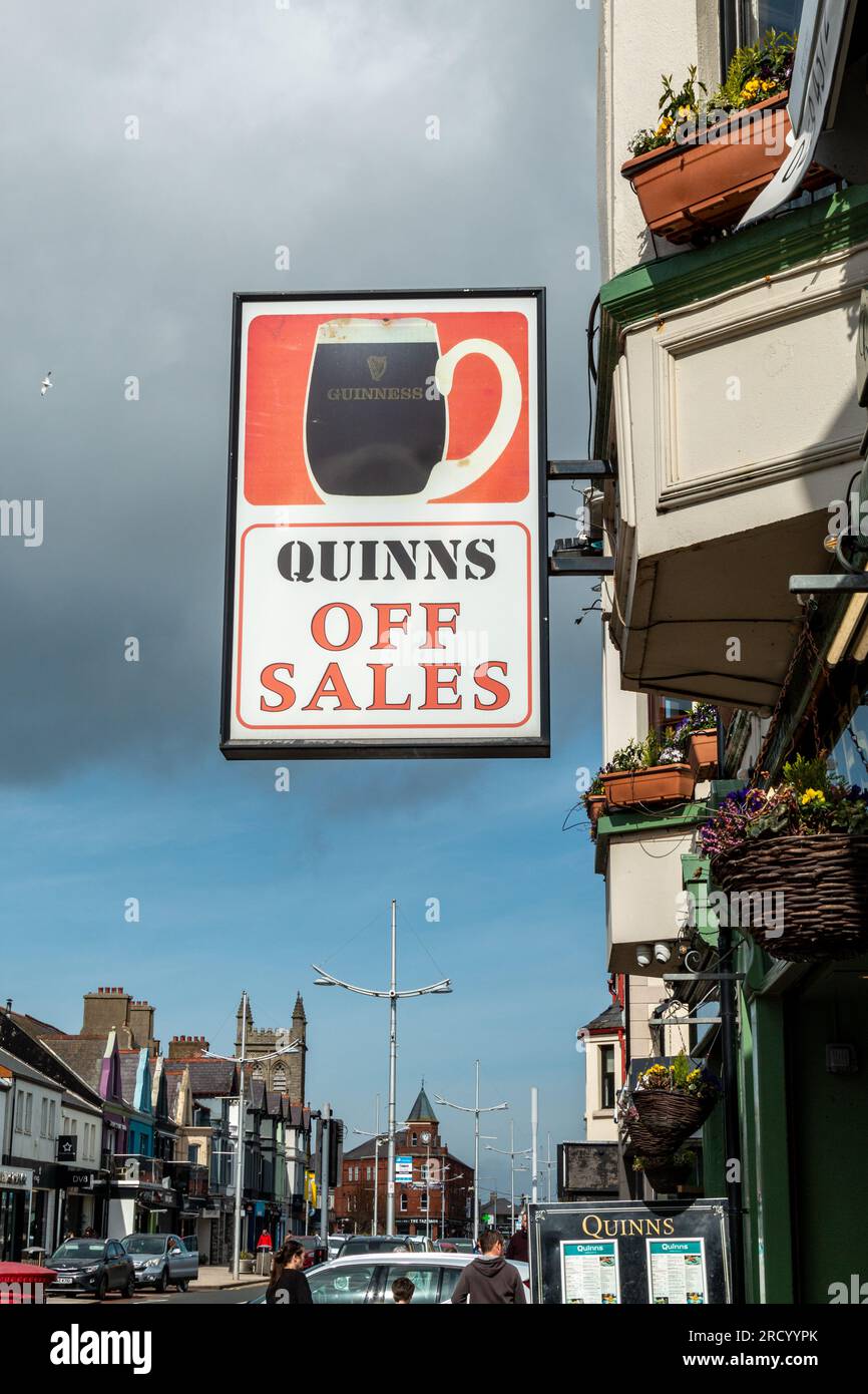 Das Retro-Guinness-Schild bei Quinns OFF Licence in Newcastle, Co. Down, Nordirland, Großbritannien. Stockfoto
