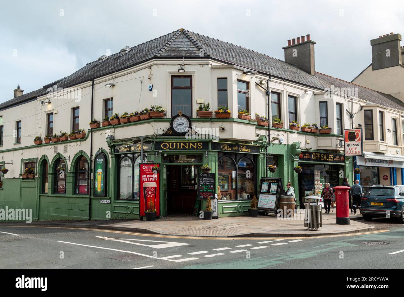 Außenansicht des Quinns Pub an der Central Promenade in Newcastle, Co.Down, Nordirland, Großbritannien. Stockfoto