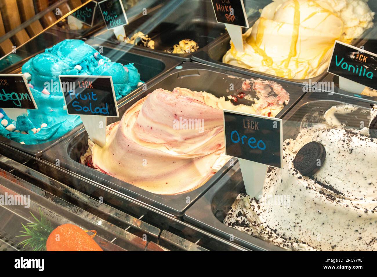 In Lick, Newcastle, Co., gibt es eine Reihe interessanter Eissorten. Down, Nordirland, Großbritannien. Stockfoto