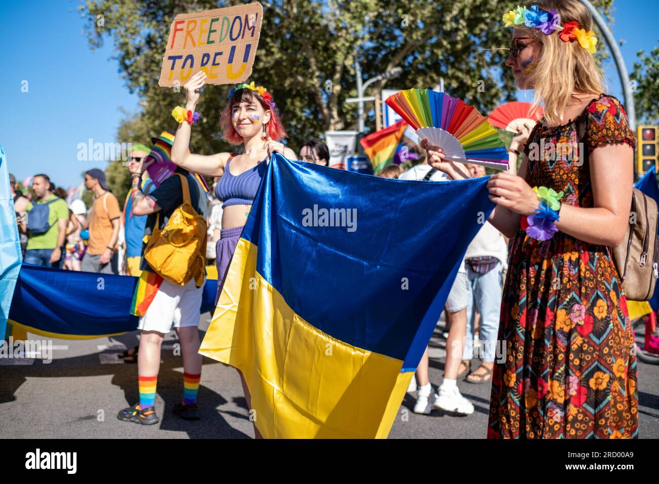 „Freedom to be U“ steht für ein Zeichen der ukrainischen Vertretung bei der Pride 2023-Parade in Barcelona. Die Demonstration des LGBTIQ-Kollektivs. Stockfoto