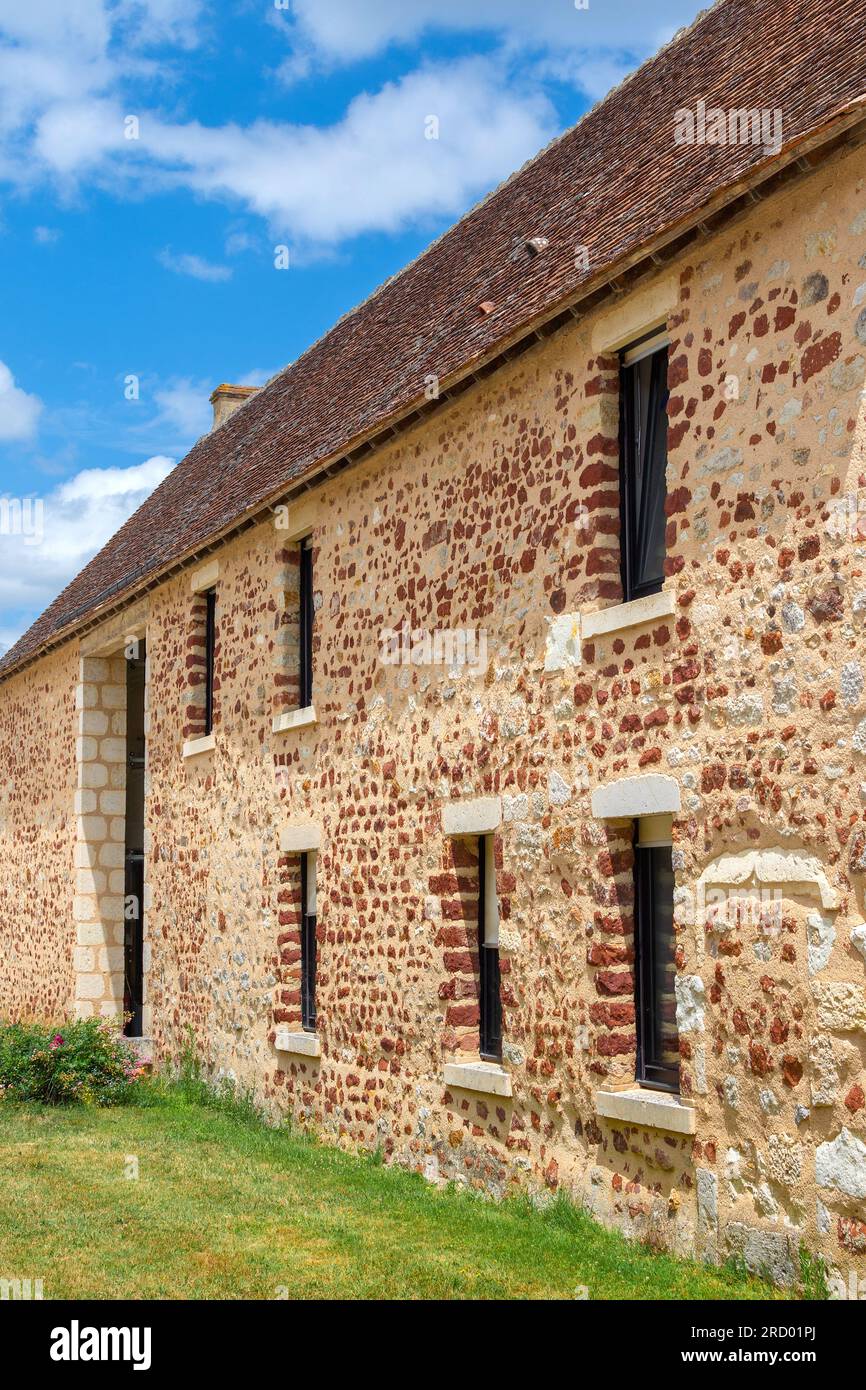 Wandwand mit traditionellen roten Steinen, die in der Brenne verwendet werden - Rosnay, Brenne, Indre (36), Frankreich. Stockfoto