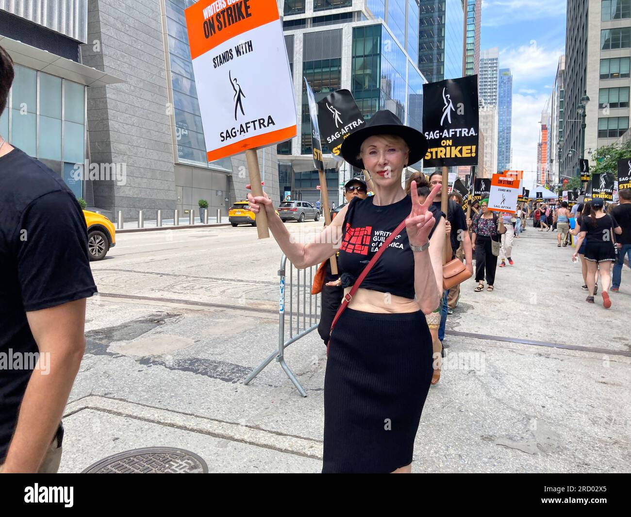 Mitglieder der SAG-AFTRA und andere Gewerkschaftsangehörige klettern vor den HBO/Amazon-Büros im Viertel Hudson Yards in New York an dem ersten Tag, an dem SAG-AFTRA-Mitglieder abgehauen sind, am Freitag, den 14. Juli 2023. Fast alle Fernseh- oder Filmschauspieler schließen sich der Writers Guild of America an und sind damit zum ersten Mal seit 63 Jahren in den Streik getreten (© Frances M. Roberts). Stockfoto