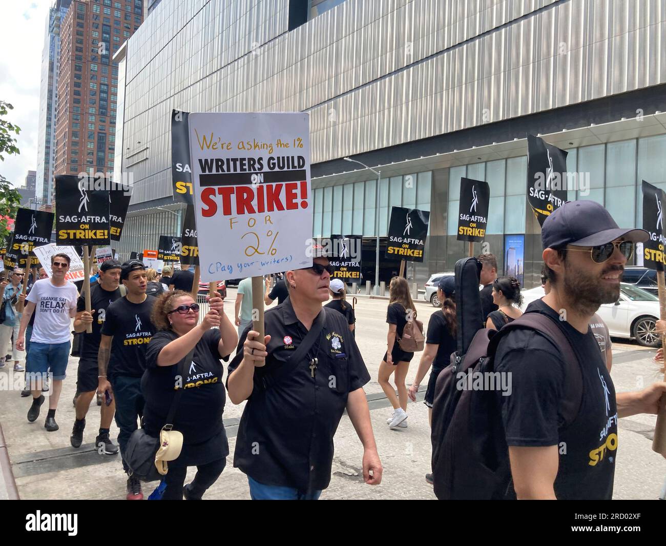 Mitglieder der SAG-AFTRA und andere Gewerkschaftsangehörige klettern vor den HBO/Amazon-Büros im Viertel Hudson Yards in New York an dem ersten Tag, an dem SAG-AFTRA-Mitglieder abgehauen sind, am Freitag, den 14. Juli 2023. Fast alle Fernseh- oder Filmschauspieler schließen sich der Writers Guild of America an und sind damit zum ersten Mal seit 63 Jahren in den Streik getreten (© Frances M. Roberts). Stockfoto