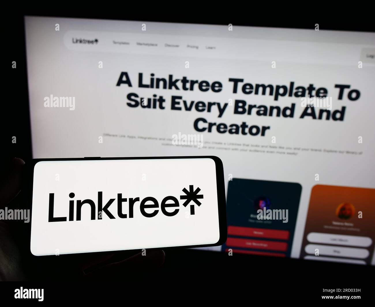 Person, die ein Smartphone mit dem Logo des australischen Internetunternehmens Linktree Pty. Ltd. Auf dem Bildschirm vor der Website hält. Konzentrieren Sie sich auf das Display des Telefons. Stockfoto