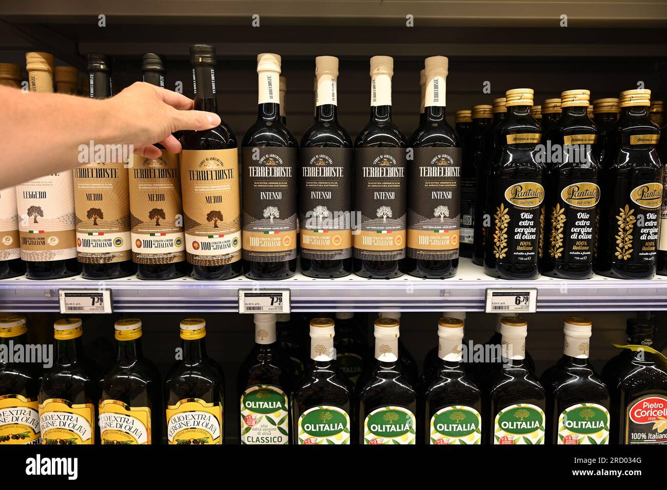 Italienisches Olivenöl in einem Laden Stockfoto