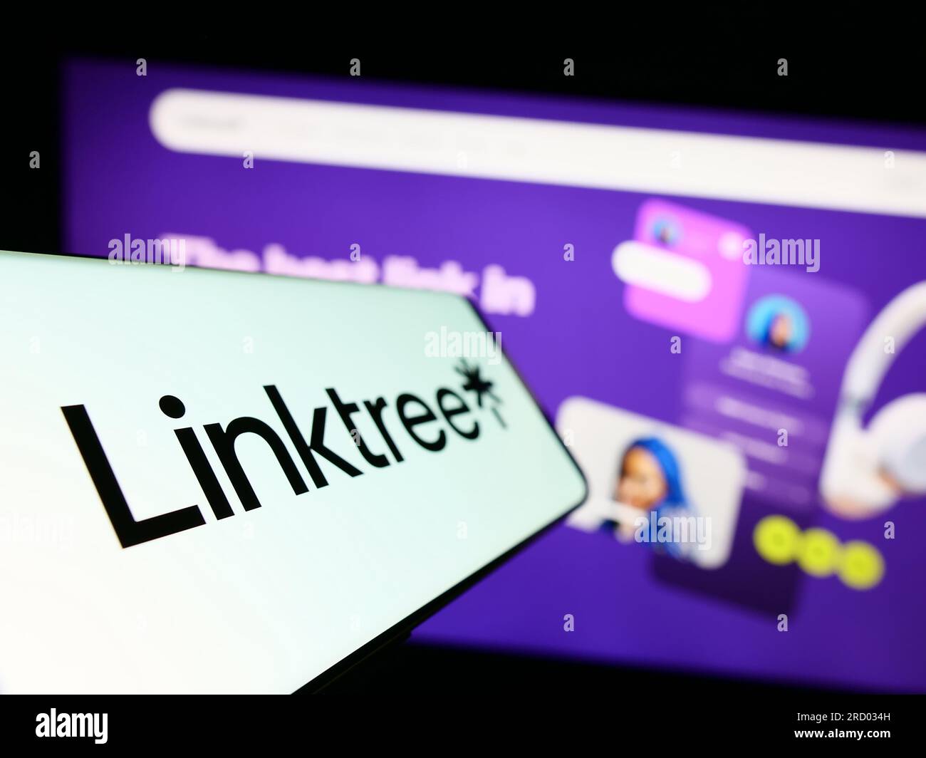 Smartphone mit Logo des australischen Internetunternehmens Linktree Pty. Ltd. Auf dem Bildschirm vor der Business-Website. Fokus auf der linken Seite des Telefondisplays. Stockfoto