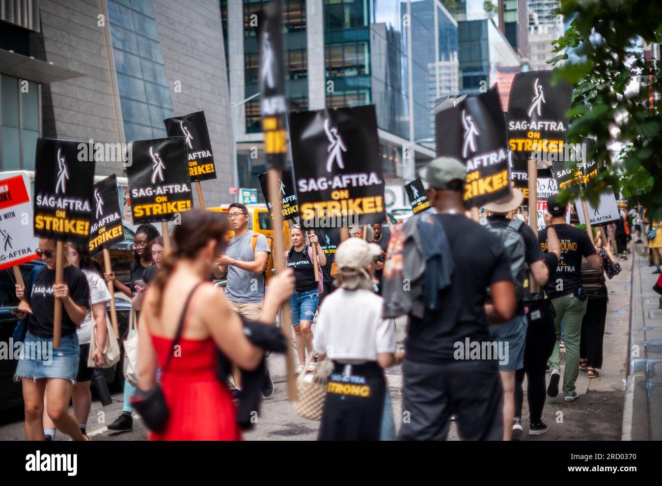 Mitglieder der SAG-AFTRA und andere Gewerkschaftsangehörige klettern vor den HBO/Amazon-Büros im Viertel Hudson Yards in New York an dem ersten Tag, an dem SAG-AFTRA-Mitglieder abgehauen sind, am Freitag, den 14. Juli 2023. Fast alle Fernseh- oder Filmschauspieler schließen sich der Writers Guild of America an und sind damit zum ersten Mal seit 63 Jahren im Streik (© Richard B. Levine). Stockfoto