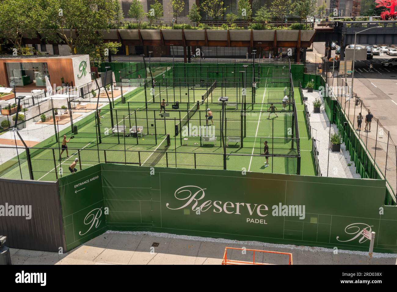 Pickleball-Spieler in der Hitze und Feuchtigkeit auf den Reserve Padel Pickleball-Plätzen in der Hudson Yards Gegend von New York am Samstag, den 15. Juli 2023. Pickleball ist einer der am schnellsten wachsenden Sportarten in den USA und erfreut sich bei den Millennials, der Generation x und der Generation z'ers zunehmender Beliebtheit. (© Richard B. Levine) Stockfoto