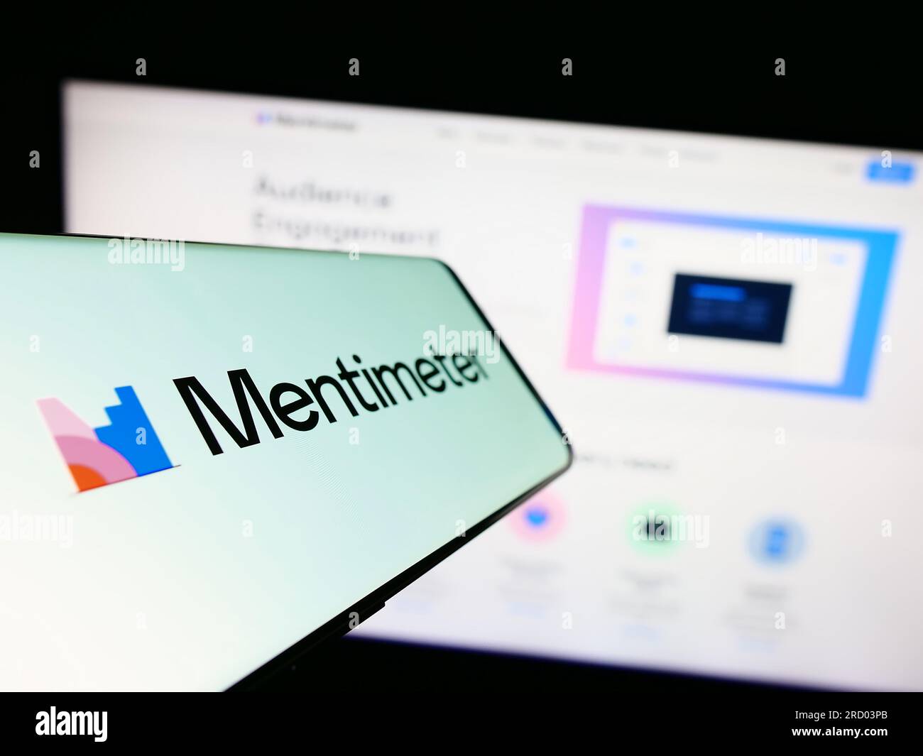 Mobiltelefon mit Logo des Präsentationssoftwareunternehmens Mentimeter auf dem Bildschirm vor der Business-Website. Fokus auf die Mitte links des Telefondisplays. Stockfoto
