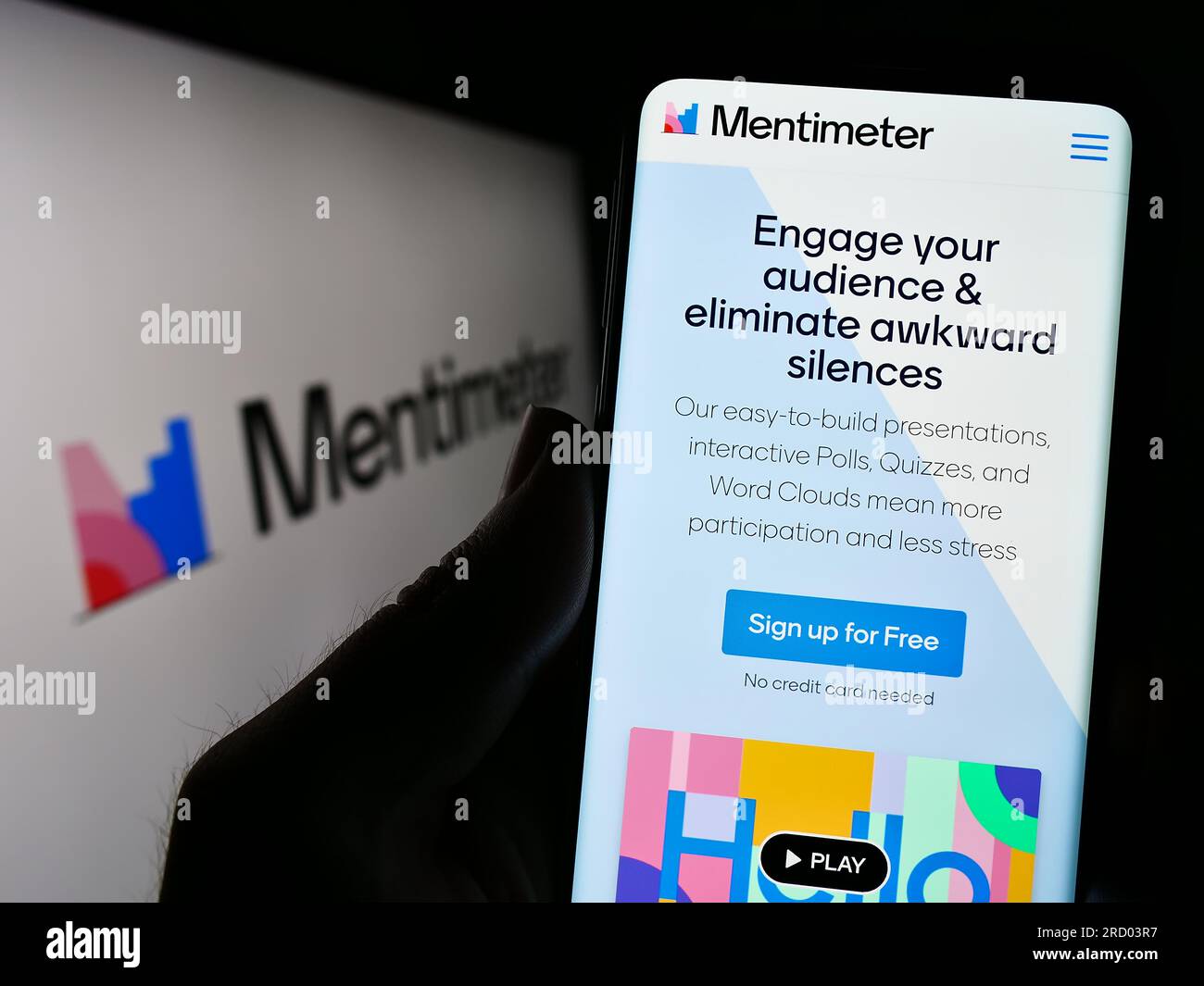 Person, die ein Smartphone mit einer Webseite des Präsentationssoftwareunternehmens Mentimeter auf dem Bildschirm vor dem Logo hält. Konzentrieren Sie sich auf die Mitte des Telefondisplays. Stockfoto