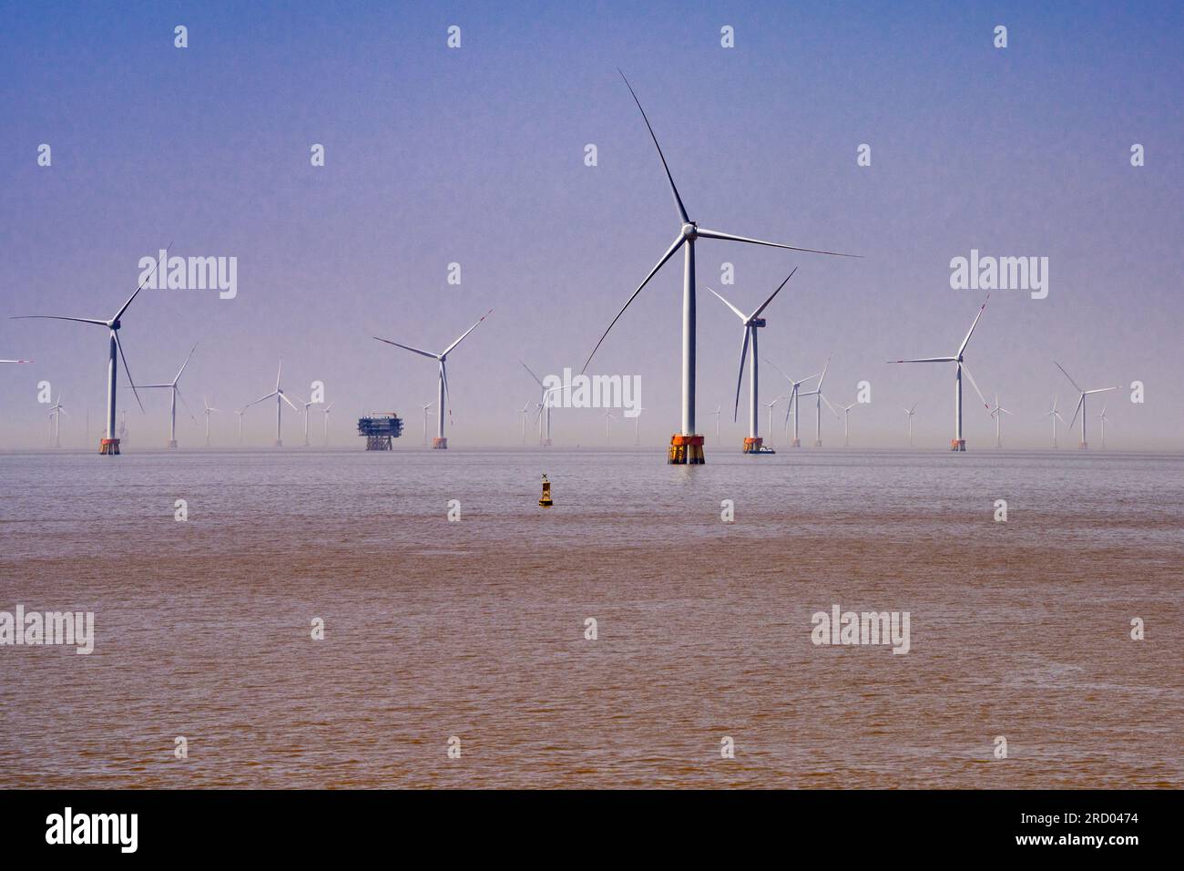 Windturbinen in der Ostsee in der Nähe des Yangshan-Hafens von Shanghai, der sich technisch in Zhoushan, Provinz Zhejiang, China befindet. Stockfoto