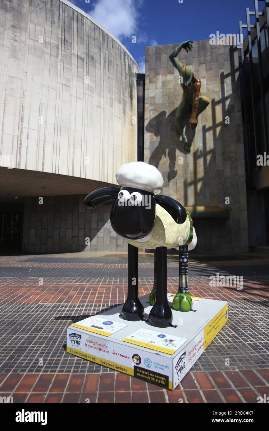 Newcastle, Großbritannien. 17. Juli 2023. Shaun the Sheep on the Tyne, 50 individuell dekorierte Skulpturen der Figur werden für 10 Wochen in Straßen, Parks und öffentlichen Bereichen platziert, von Montag, 17. Juli bis Freitag, 22. September 2023. Shaun, das Schaf auf dem Tyne, wird von St. Oswalds Hospiz präsentiert und sammelt Spenden für dieses Hospiz. Die Wohltätigkeitsorganisation arbeitet mit den kreativen Produzenten Wild in Art, Shaun, dem Schaffe Aardman, zusammen. Kredit: DEW/Alamy Live News Stockfoto