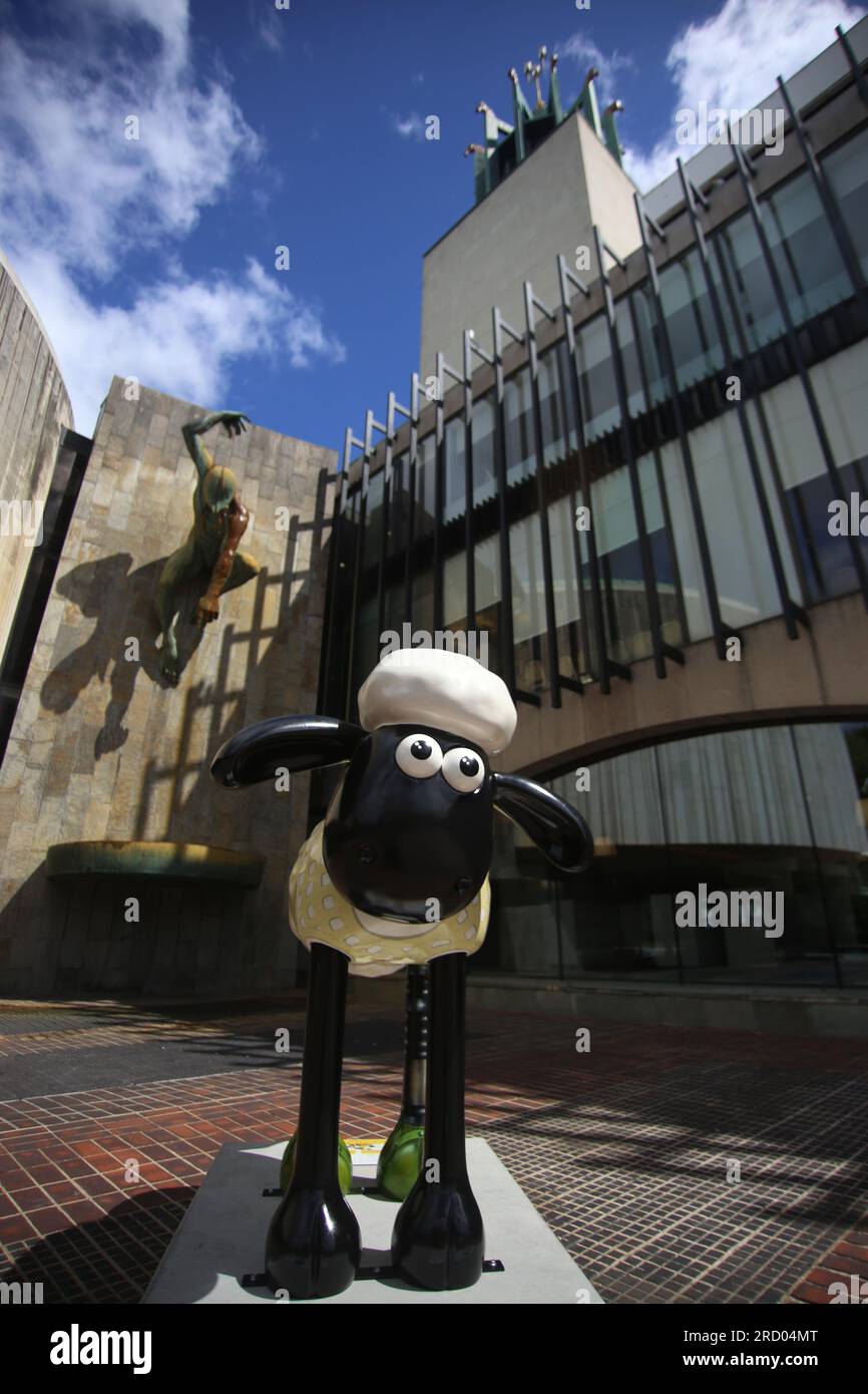 Newcastle, Großbritannien. 17. Juli 2023. Shaun the Sheep on the Tyne, 50 individuell dekorierte Skulpturen der Figur werden für 10 Wochen in Straßen, Parks und öffentlichen Bereichen platziert, von Montag, 17. Juli bis Freitag, 22. September 2023. Shaun, das Schaf auf dem Tyne, wird von St. Oswalds Hospiz präsentiert und sammelt Spenden für dieses Hospiz. Die Wohltätigkeitsorganisation arbeitet mit den kreativen Produzenten Wild in Art, Shaun, dem Schaffe Aardman, zusammen. Kredit: DEW/Alamy Live News Stockfoto