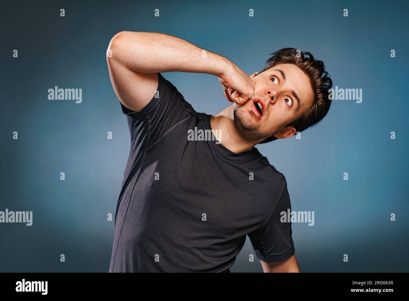 Ein Mann hat sich mit der Hand geschlagen Stockfoto