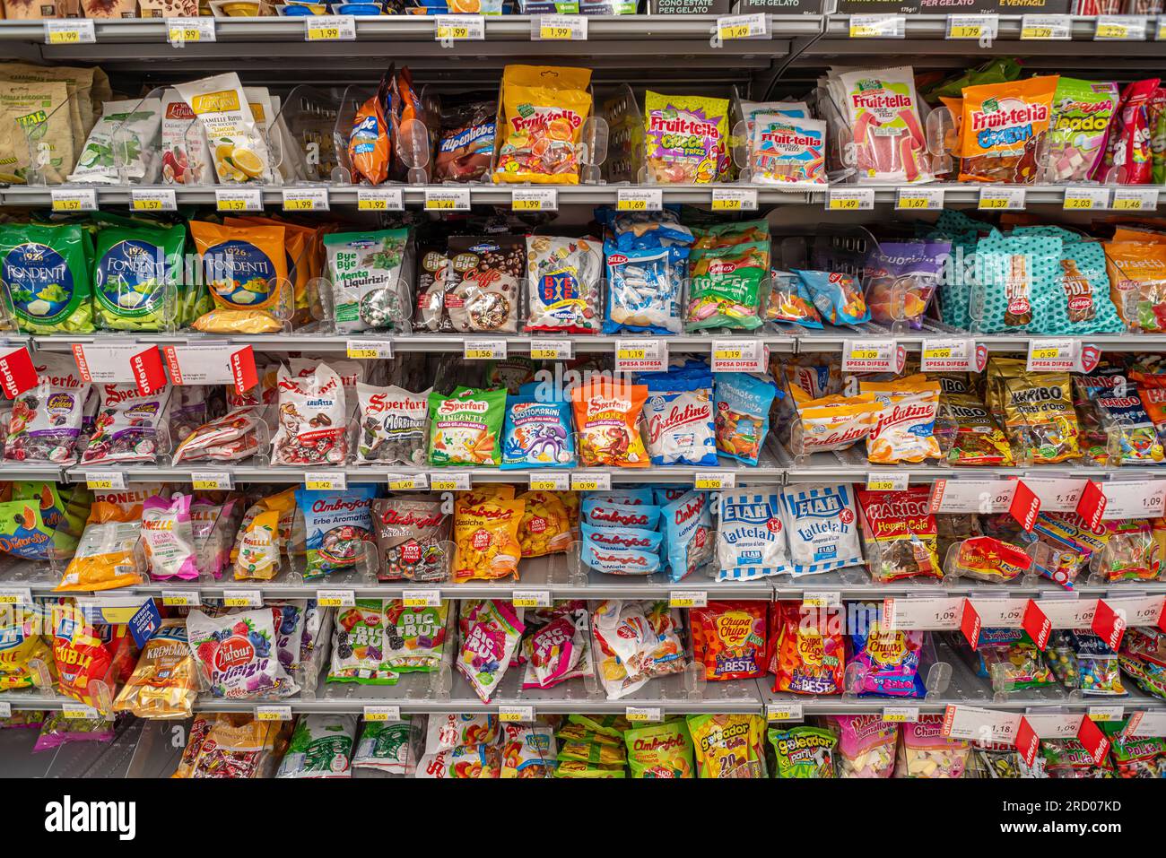 Italien - 17. Juli 2023: Süßigkeiten verschiedener Arten und Marken in Packungen zum Verkauf in italienischen Supermarktregalen Stockfoto