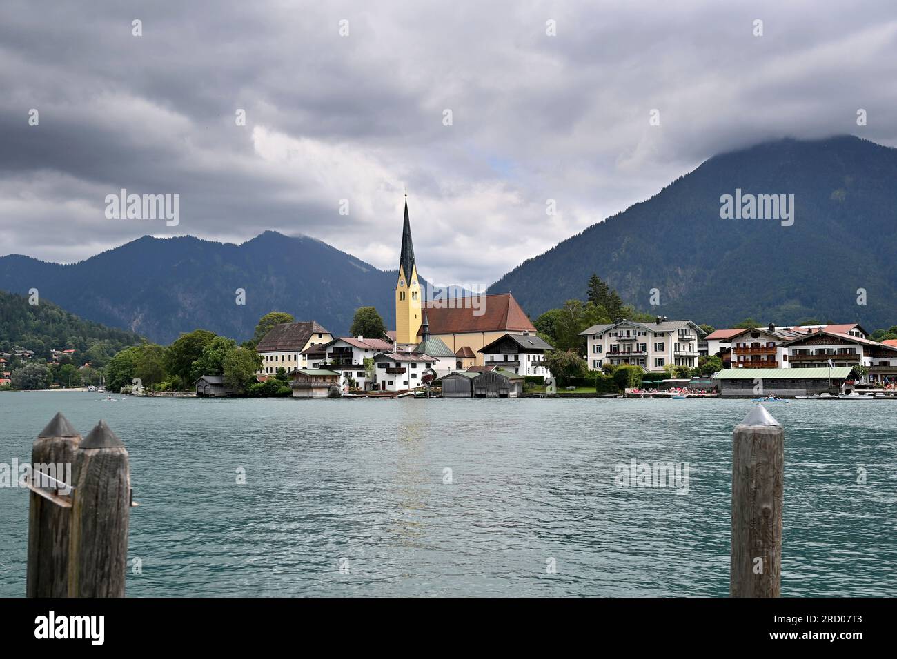 Rottach Egern, Deutschland. 17. Juli 2023. Blick über den Tegernsee nach Rottach Egern mit dem Wallberg auf 07/17/2023 Landschaft, Berge, Alpen, Berge. See, Küste. ? Kredit: dpa/Alamy Live News Stockfoto