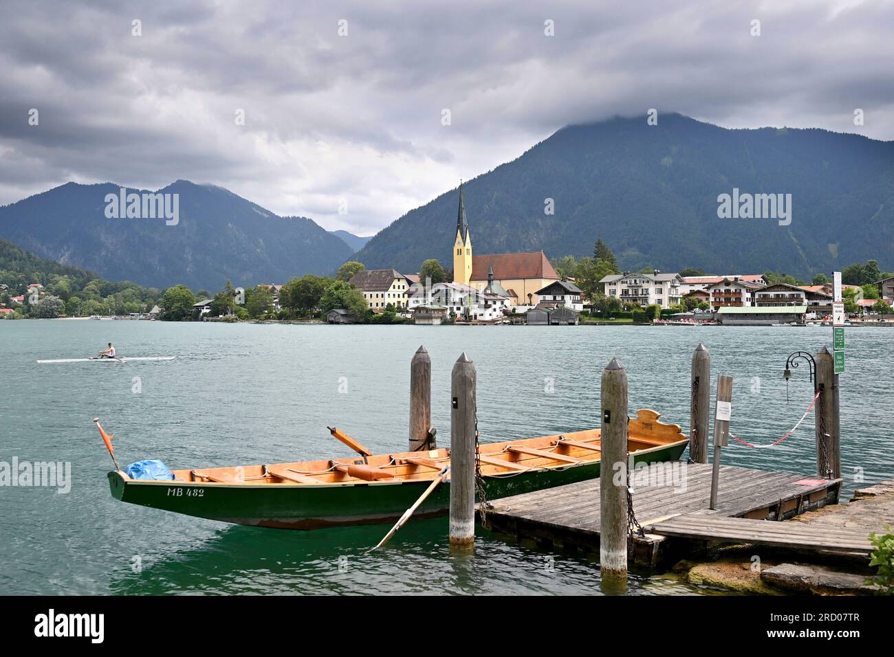 Rottach Egern, Deutschland. 17. Juli 2023. Blick über den Tegernsee nach Rottach Egern mit dem Wallberg auf 07/17/2023 Landschaft, Berge, Alpen, Berge. See, Küste. ? Kredit: dpa/Alamy Live News Stockfoto