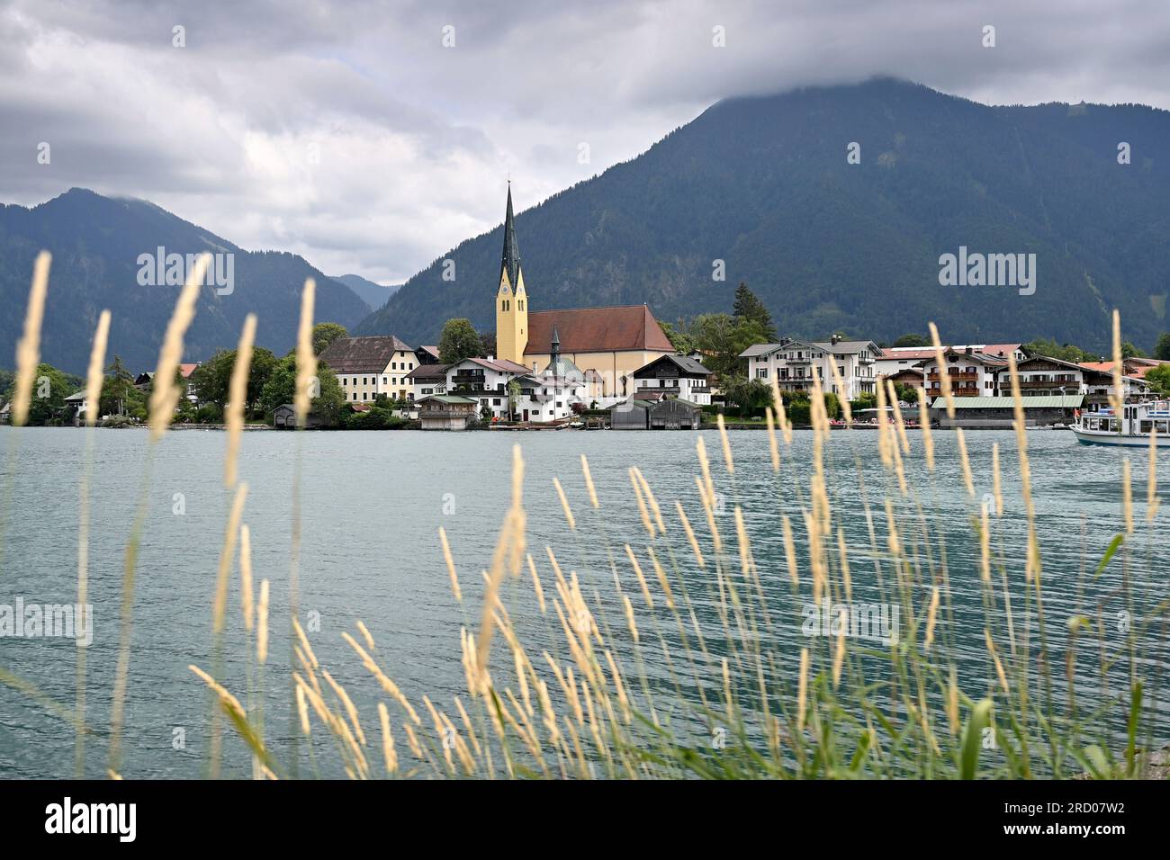 Rottach Egern, Deutschland. 17. Juli 2023. Blick über den Tegernsee nach Rottach Egern mit dem Wallberg auf 07/17/2023 Landschaft, Berge, Alpen, Berge. See, Küste. ? Kredit: dpa/Alamy Live News Stockfoto