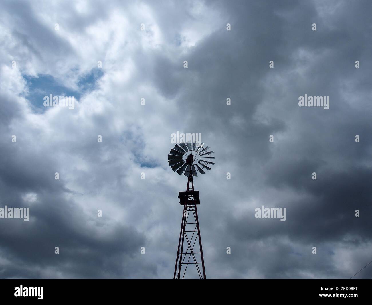 Windmühle vor dem dramatisch bewölkten Himmel in Frederick, Maryland, 3. Juni 2023, © Katharine Andriotis Stockfoto
