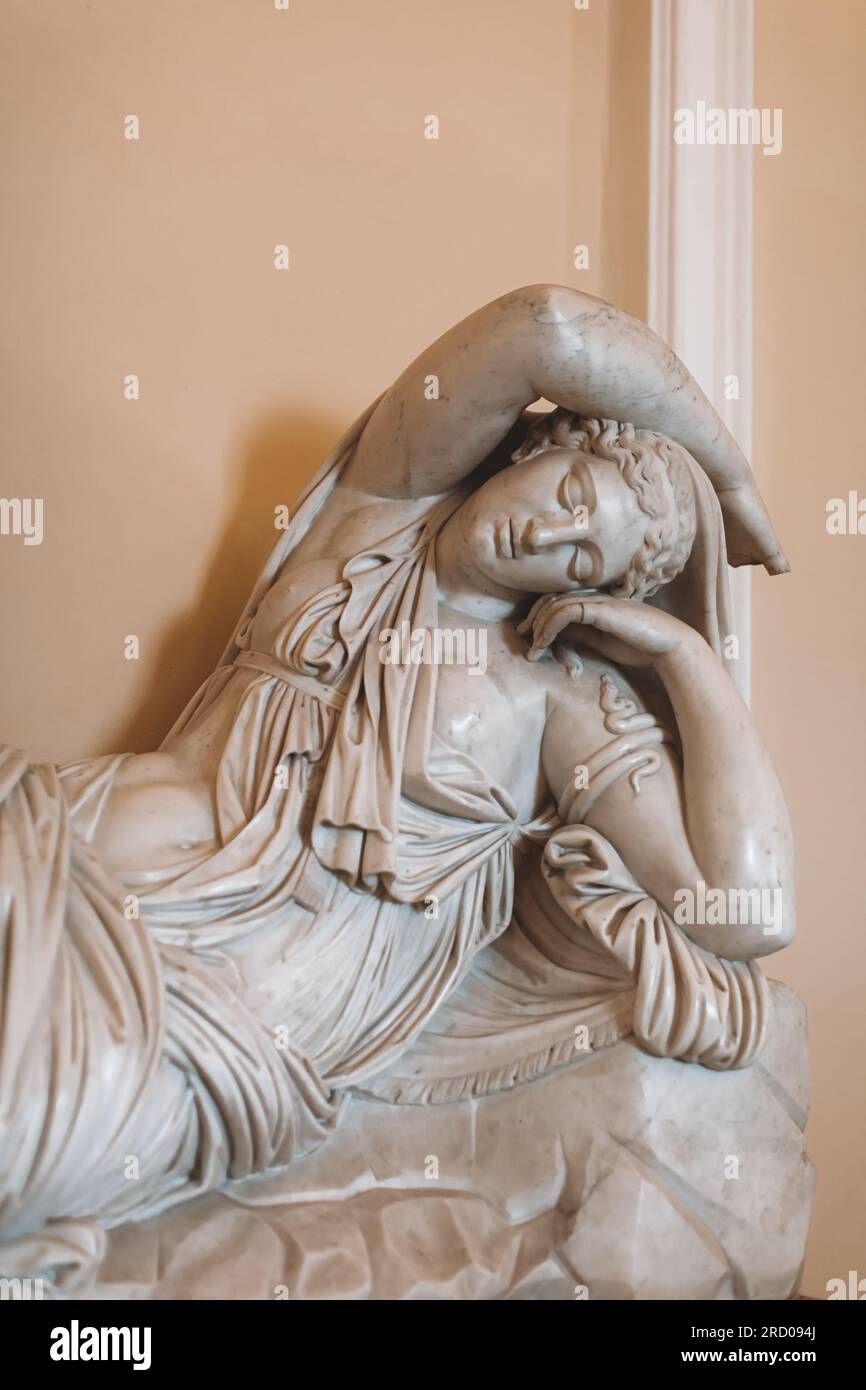 Klassische antike Marmorskulptur einer Frau im Staatlichen Eremitage-Museum in St. Petersburg, Russland. Stockfoto