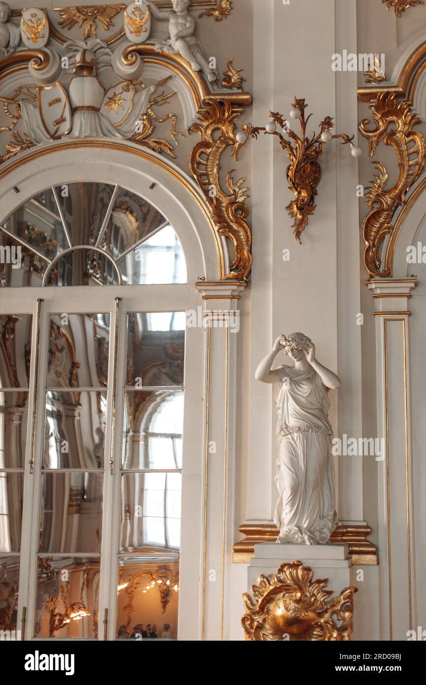 Historisches goldweißes Museum der Eremitage mit Marmorstatue. Berühmter historischer Ort. Barocke Architektur Stockfoto