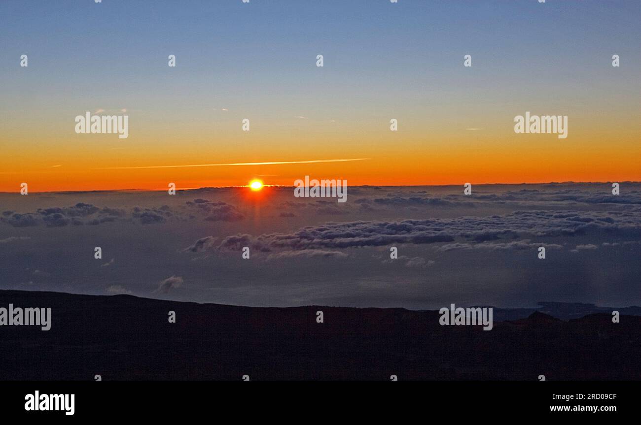 sonnenaufgang vom Vulkan Teide auf den Kanarischen Inseln, natürlicher Hintergrund, Spanien, Sonnenaufgang in den Bergen, Stockfoto