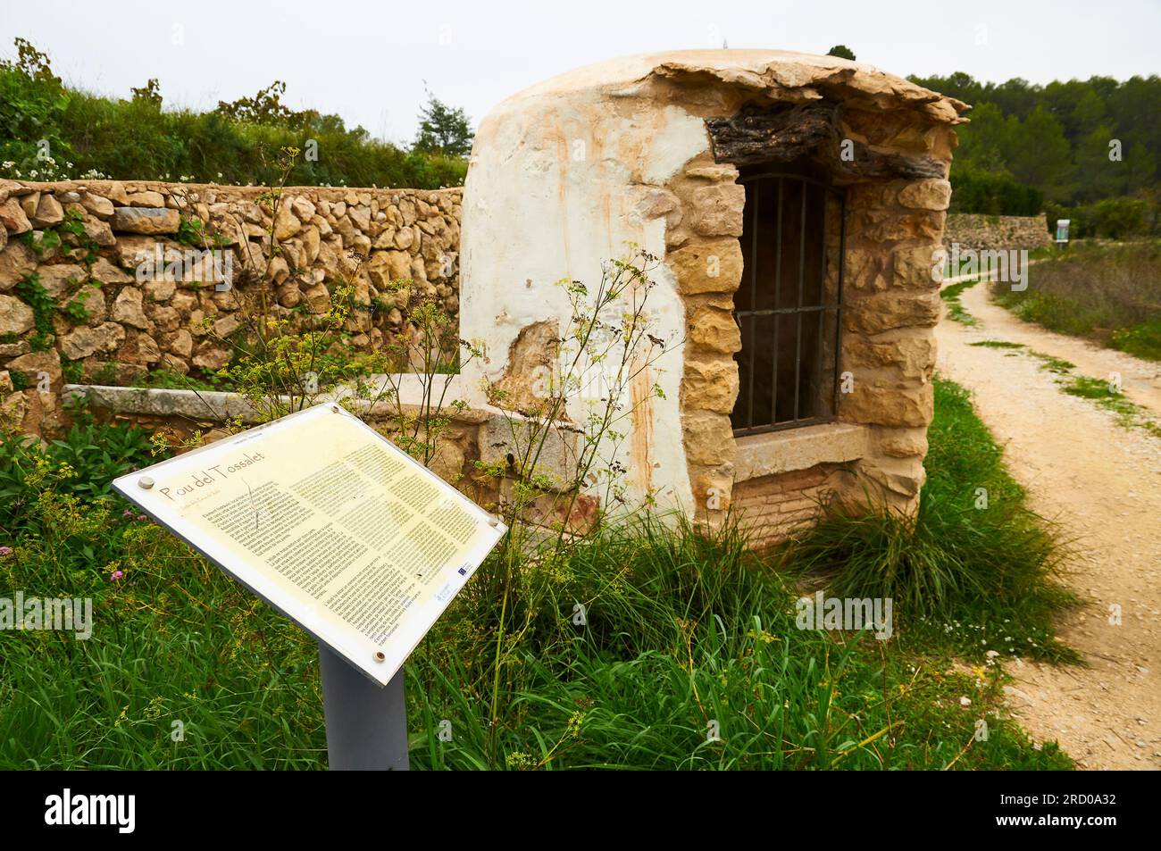 Pou del Tossalet, eine antike Regenwasserzisterne namens Aljibe oder Aljub, nahe Xaló (Xaló, Marina Alta, Alicante, Gemeinde Valencia, Spanien) Stockfoto