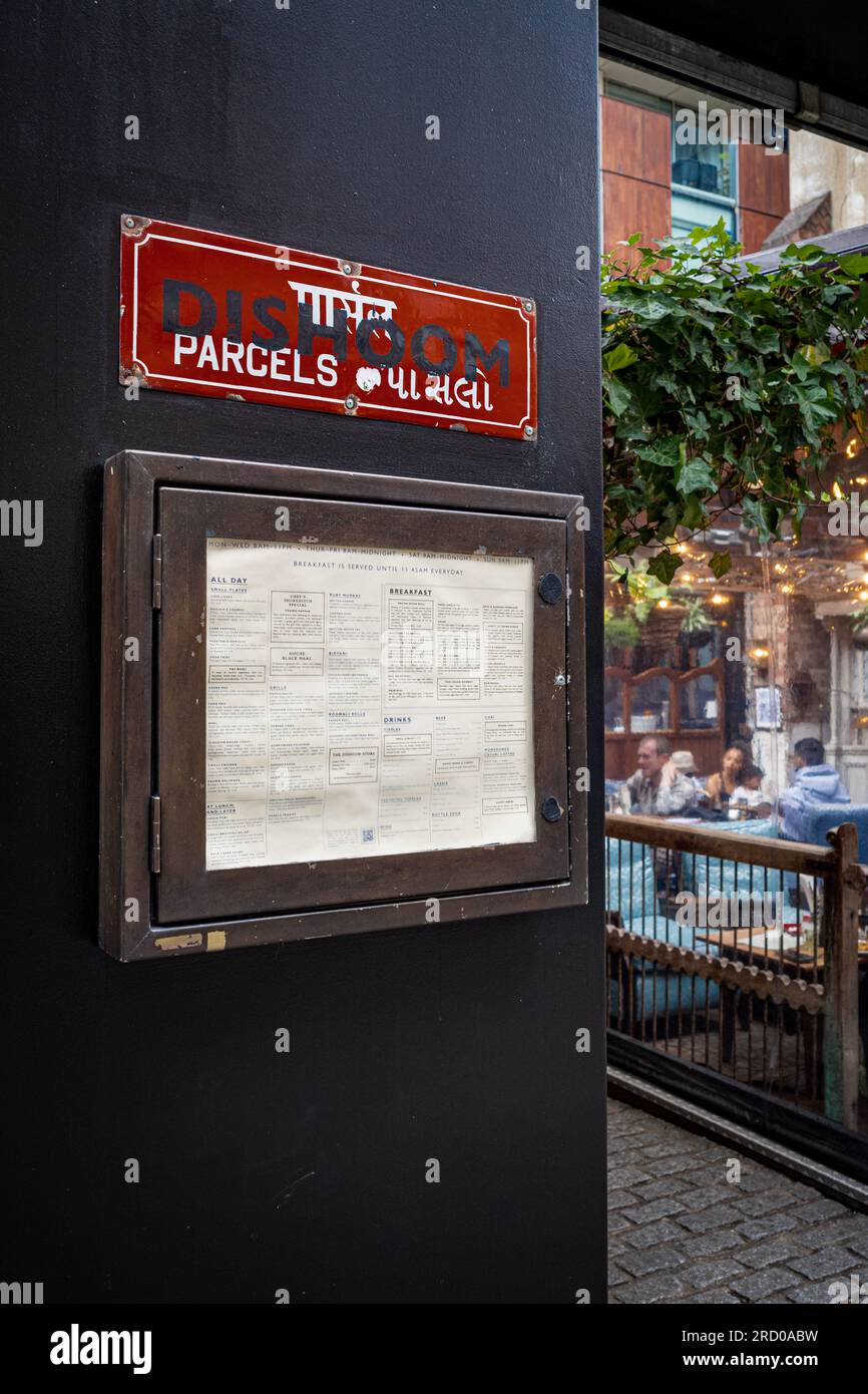 Dishoom Shoreditch Restaurant. In der Atmosphäre eines Bombay Cafes werden komfortable Speisen serviert. 7 Boundary St Shoreditch London. Dishoom London Restaurant. Stockfoto